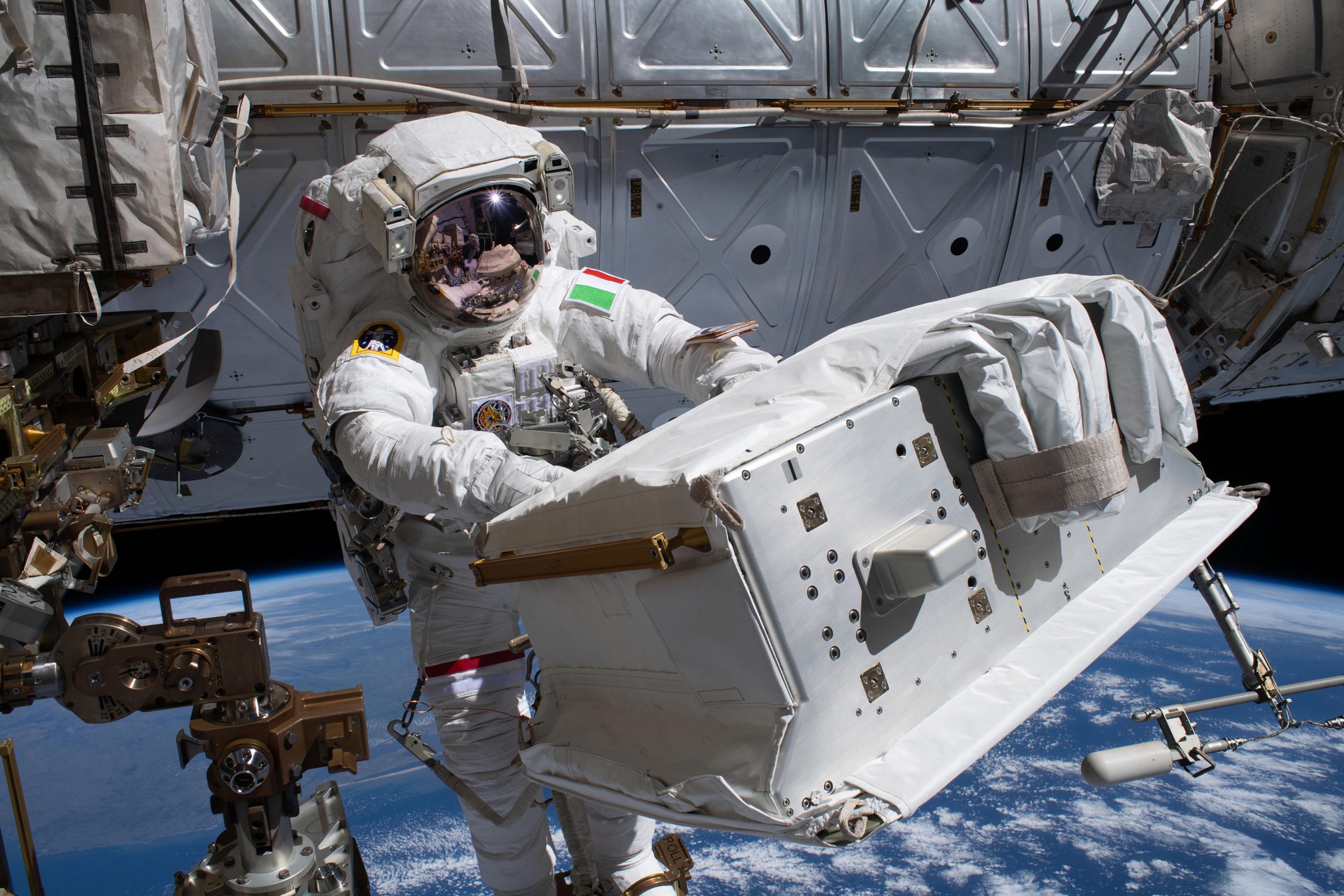 NASA космонавт на МКС