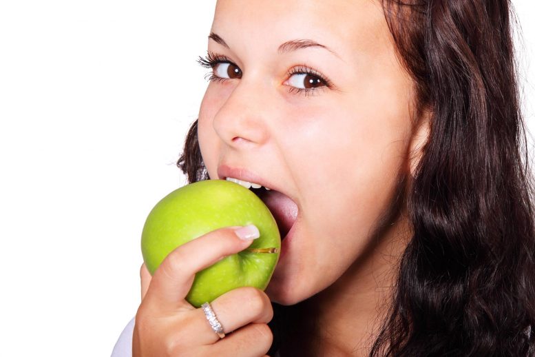 Study: Eat Apples And Drink Tea To Live Longer