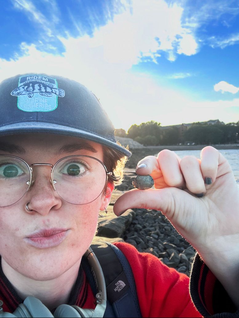 El Fernekees Hartshorn With a Baby Manila Clam