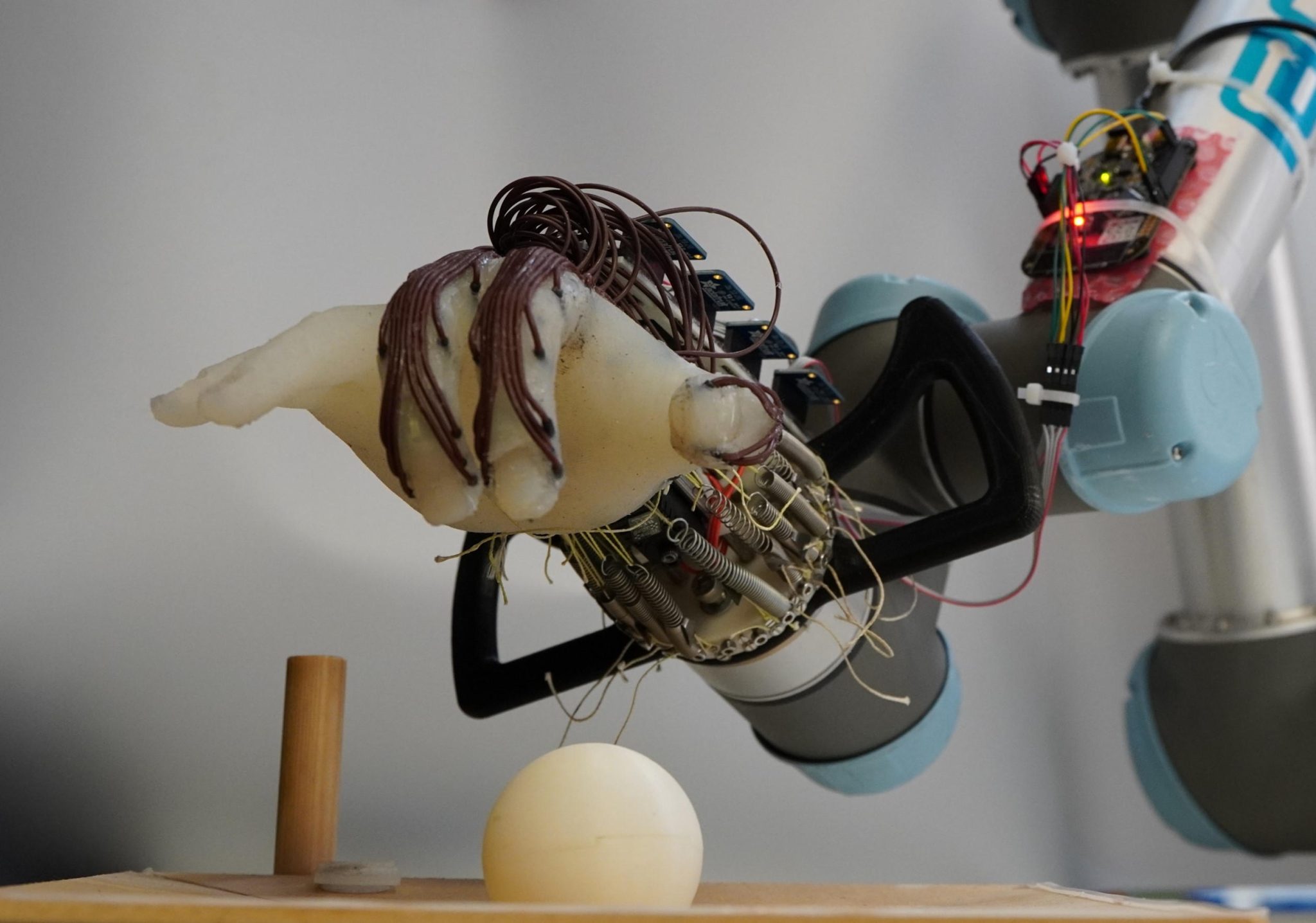 エネルギー効率の高いロボットハンドがボールを落とさない方法を学習