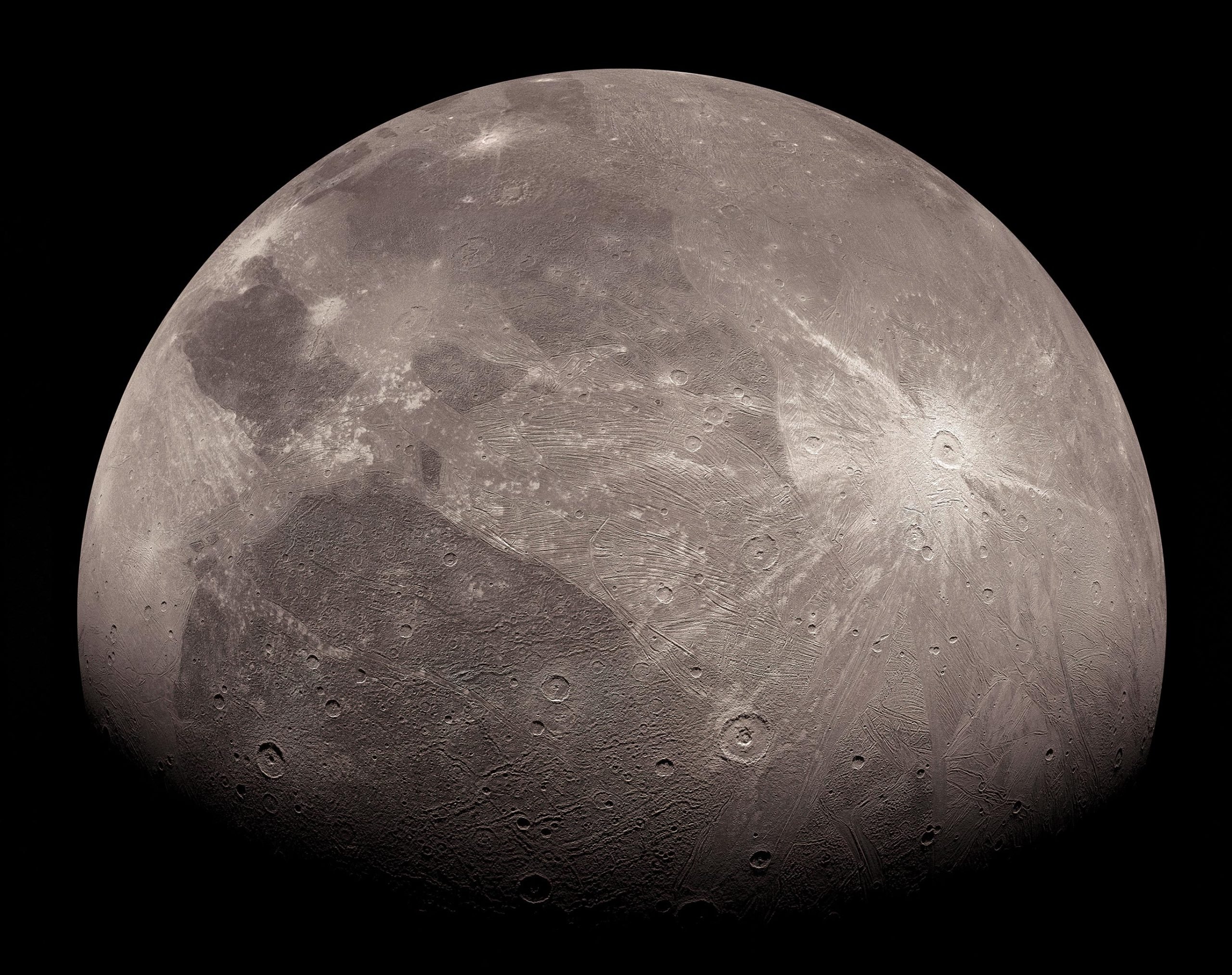 La missione Juno della NASA rileva sostanze organiche sulla luna gigante di Giove Ganimede
