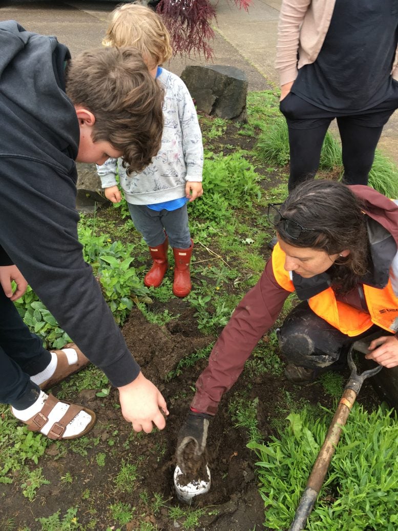 Erin Worth Deploys Nodal Seismometer With Children in Oregon