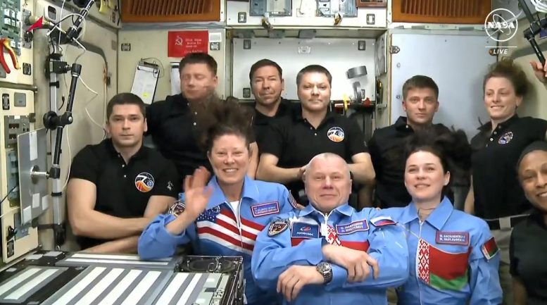 משלחת 70 מקבלת בברכה את צוות סויוז MS-25 על סיפון התחנה