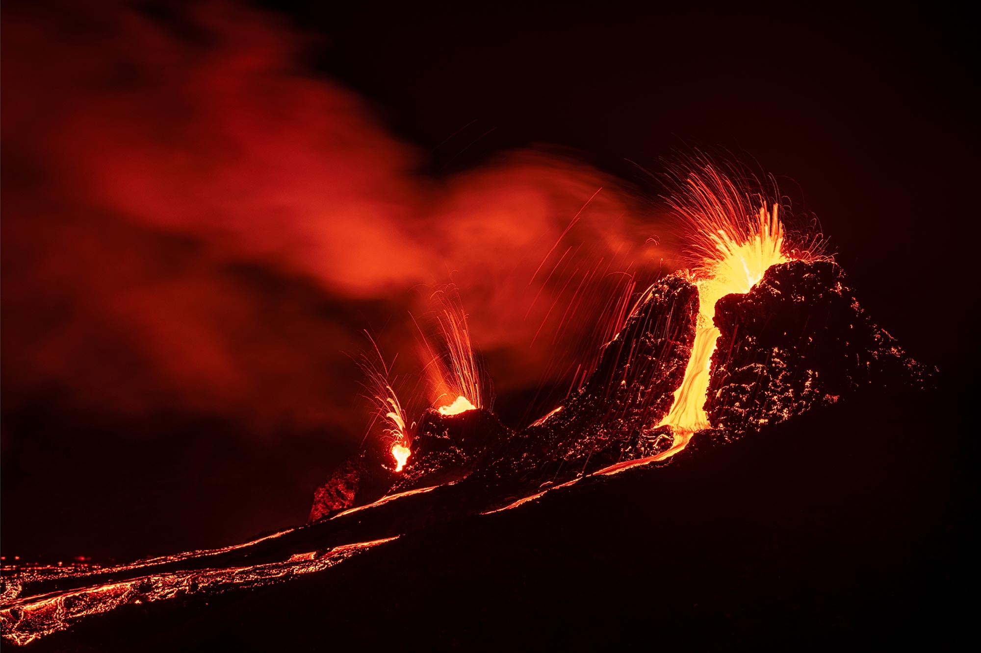 Éruption volcanique de Fagradalsfjall la nuit
