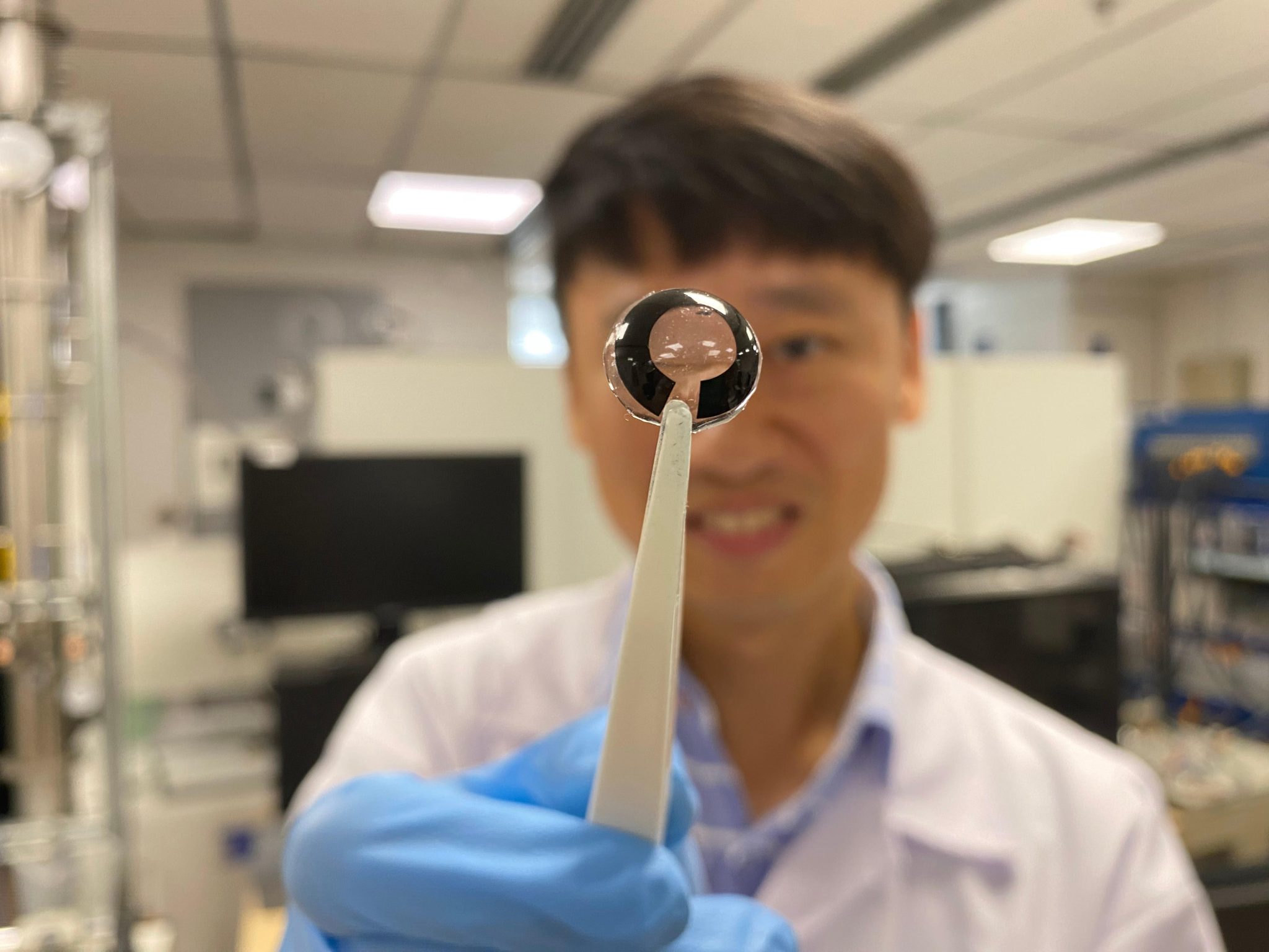 Los científicos desarrollan una batería de córnea delgada y flexible que se carga con solución salina