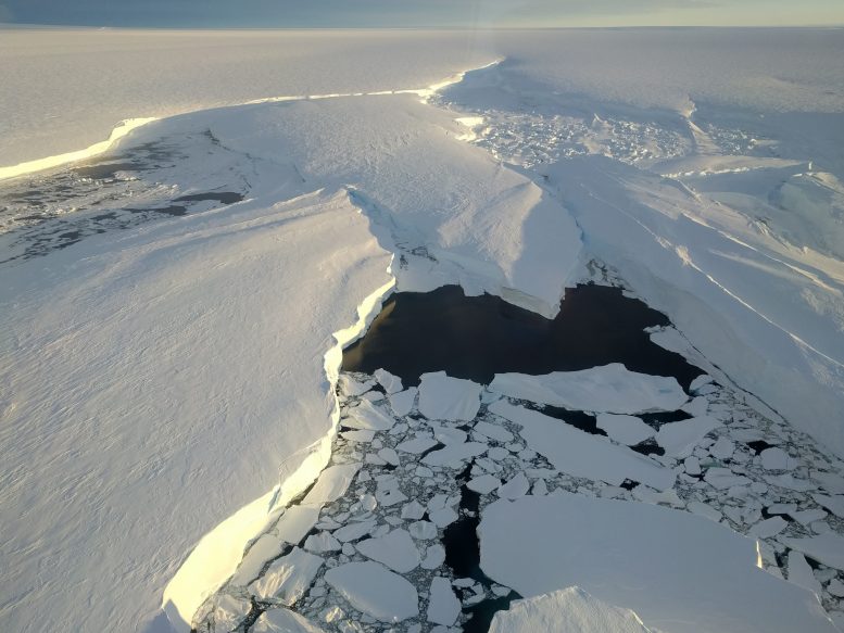 Fracturing Ice Front of a West Antarctic Ice Shelf Splitting Around a Pinning Point