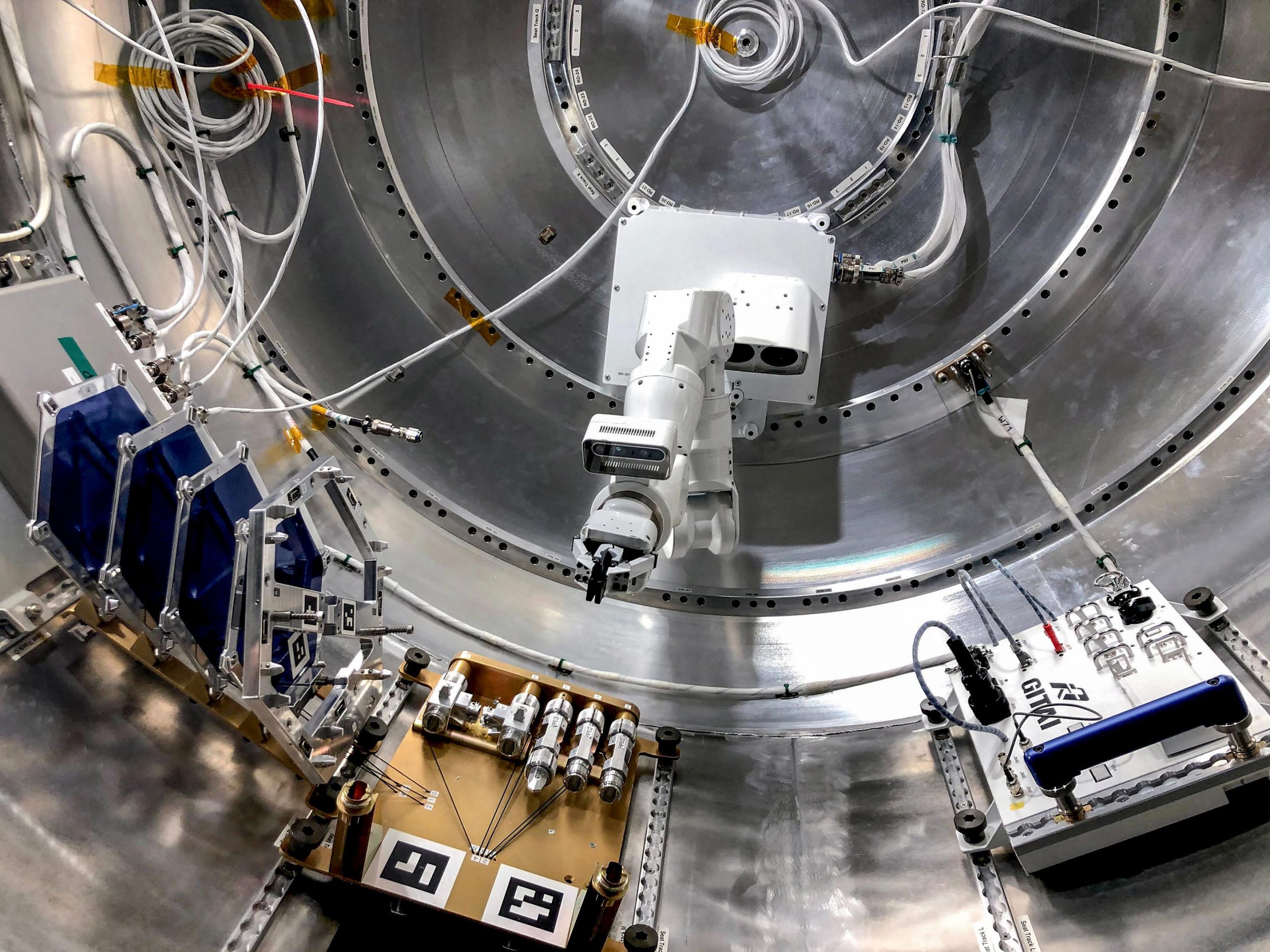 О каком экспериментальном корабле. Корейский комитет космических технологий. Robotic refueling Mission. Передовые эксперименты сопровождают 26-ю миссию CRS SPACEX на МКС.