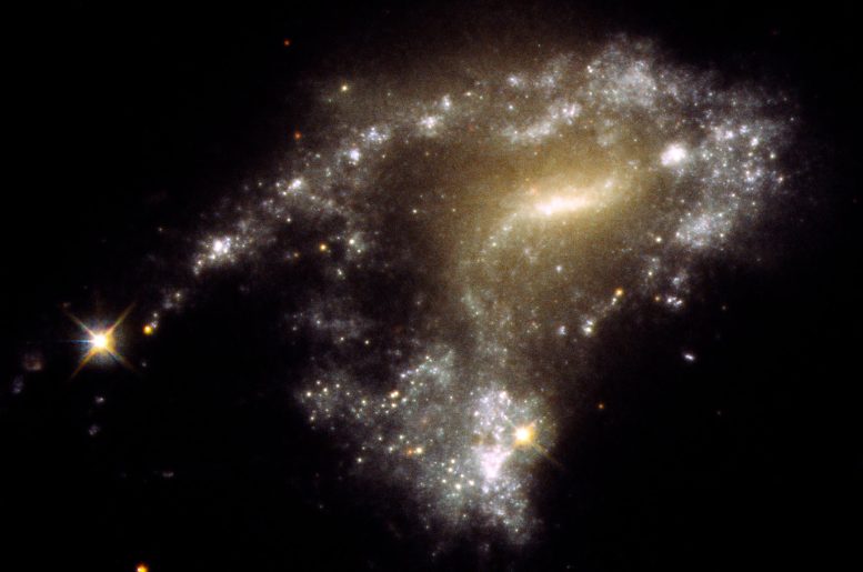 Colisión de galaxias, despertar de las estrellas: la sorprendente revelación del Hubble