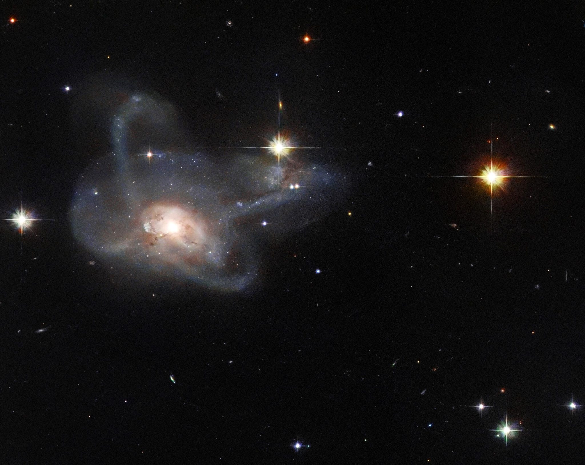 Hubble espía una joya galáctica: una inusual fusión de galaxias con múltiples brazos