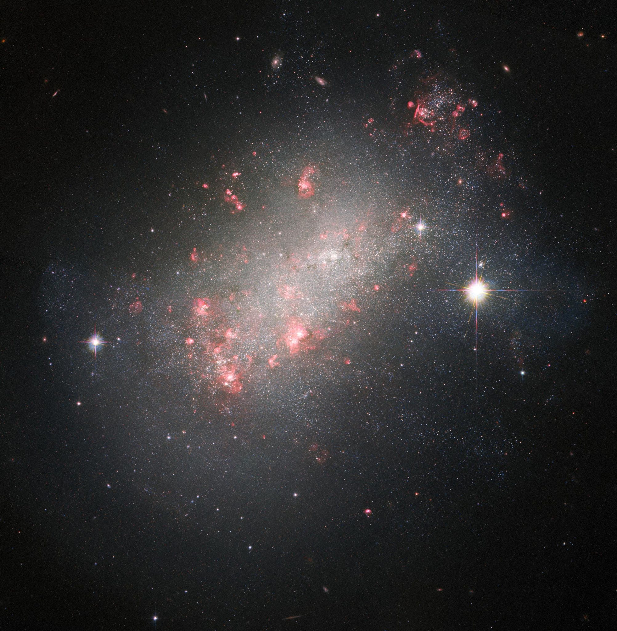 Hubble captura maravillas de la morfología galáctica