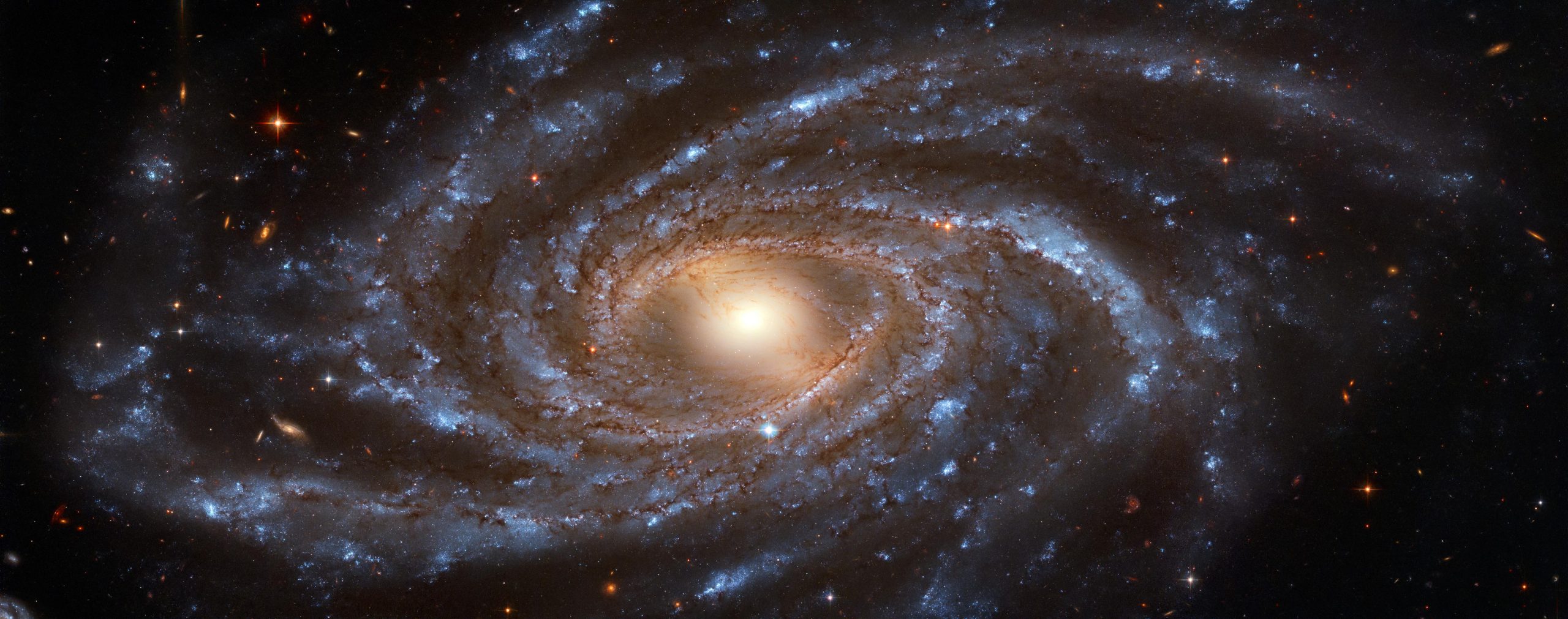 Hubble captures an enormous galaxy spanning 200,000 light-years across