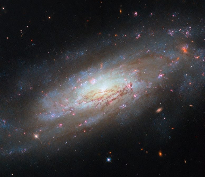 Hubble capta remolinos de materia y energía a 49 millones de años luz de distancia