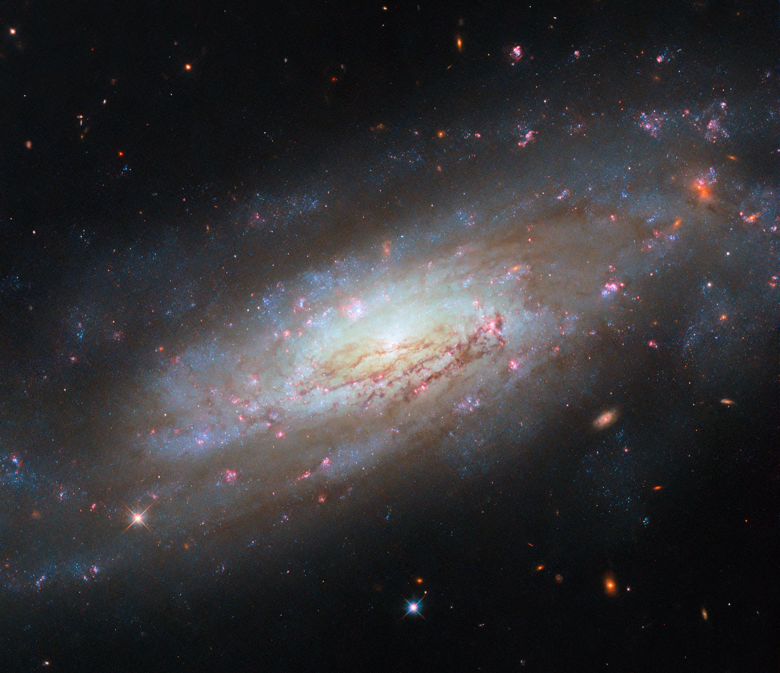 Хаббл запечатлел вихрь материи и энергии на расстоянии 49 миллионов световых лет от нас