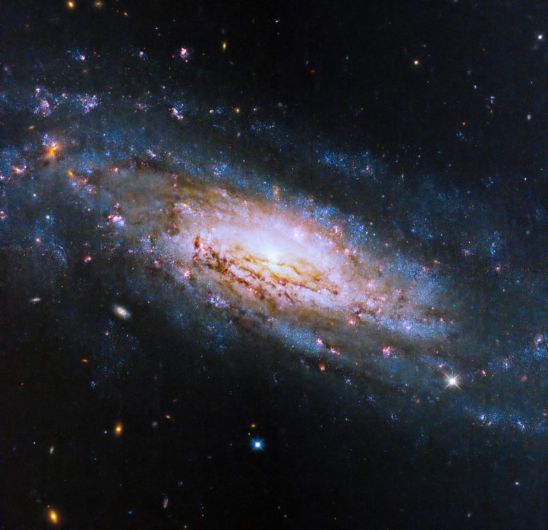 Hubble captura galaxia con agujero negro voraz