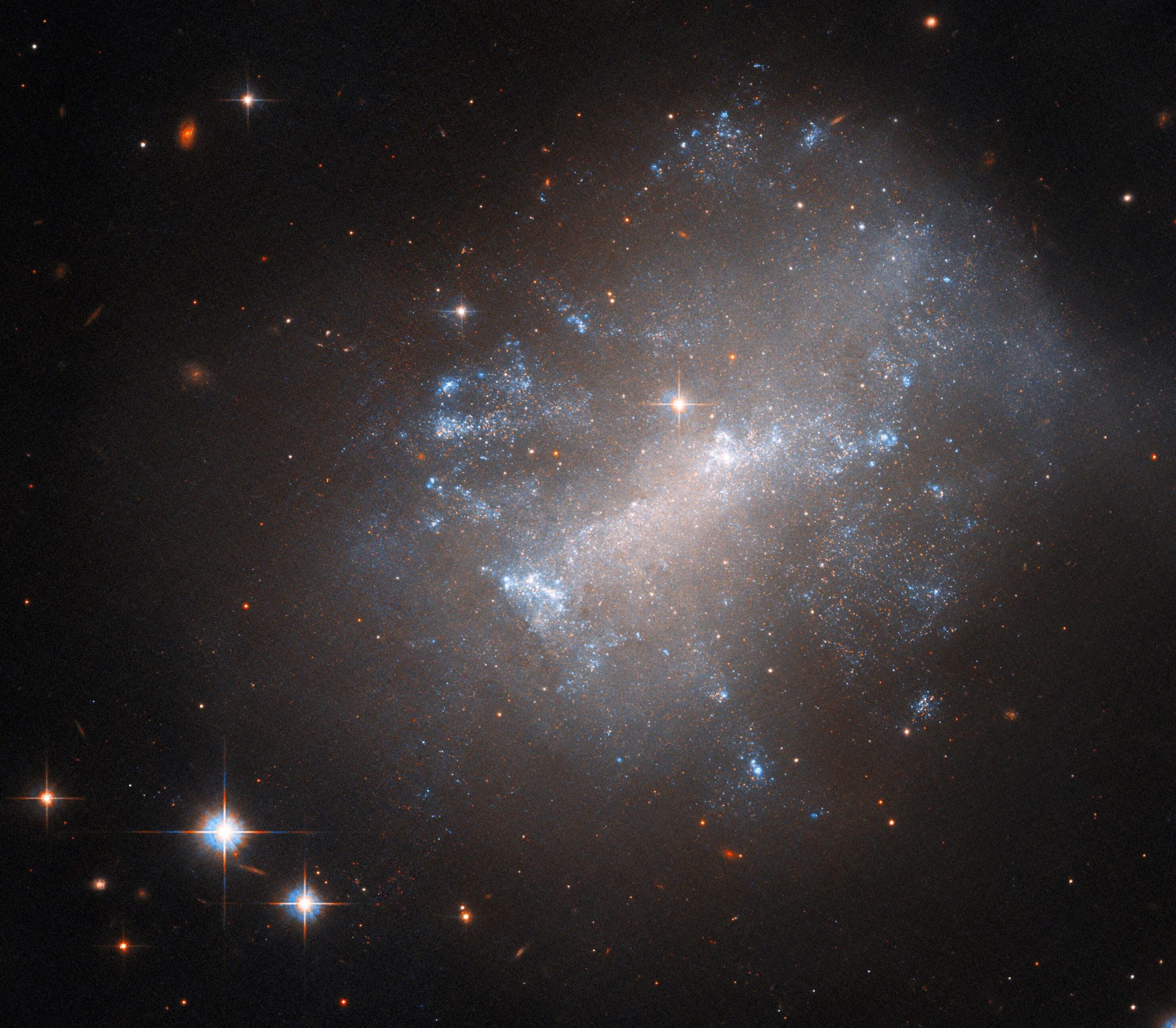 Hubble captura el desorden cósmico en el corazón de Pegasus