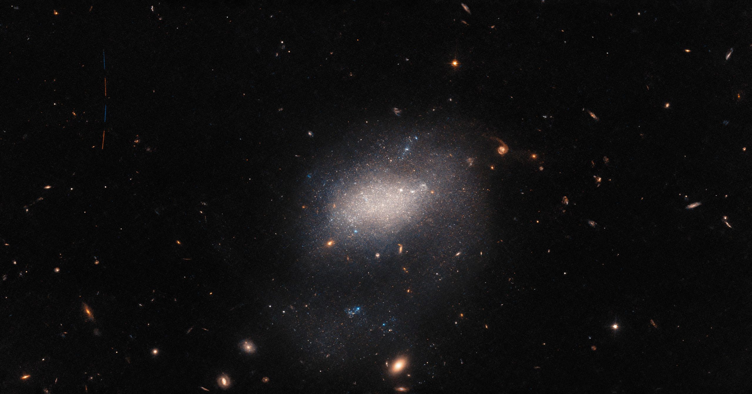 Hubble detecta un intruso astronómico en una galaxia lejana