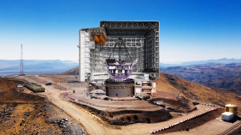 נוף אווירי של פסגת טלסקופ מגלן ענק
