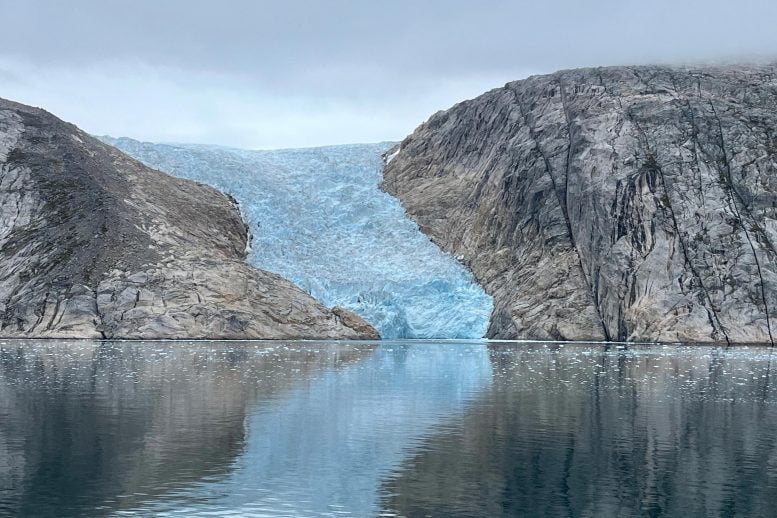 Gletser Mengalir ke Fjord di Pantai Barat Daya Greenland