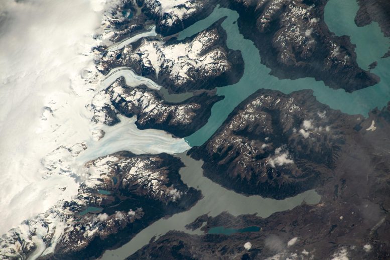 Glaciares del sur de los Andes desembocan en el Lago Argentino