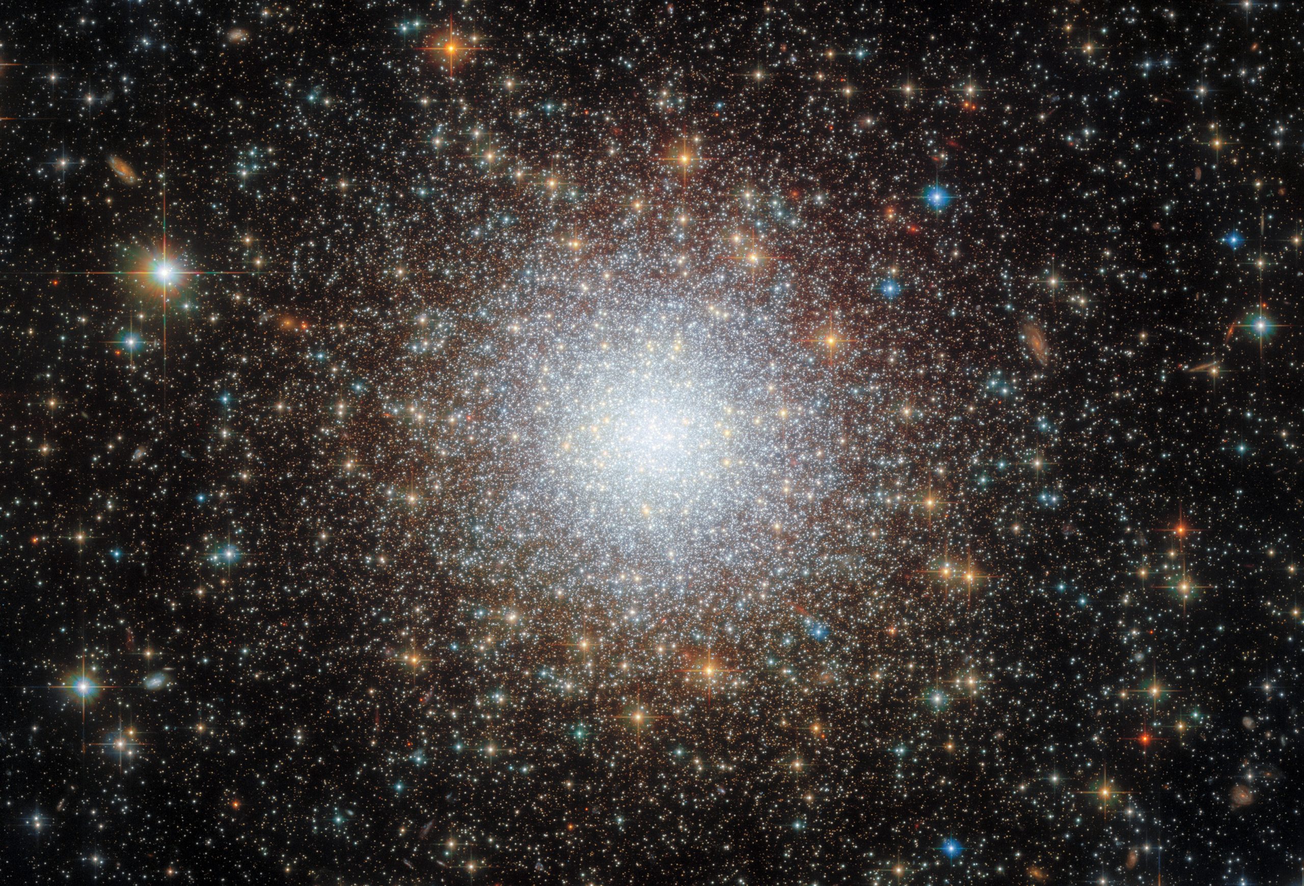 De oude sterren van NGC 2210 onthuld door Hubble