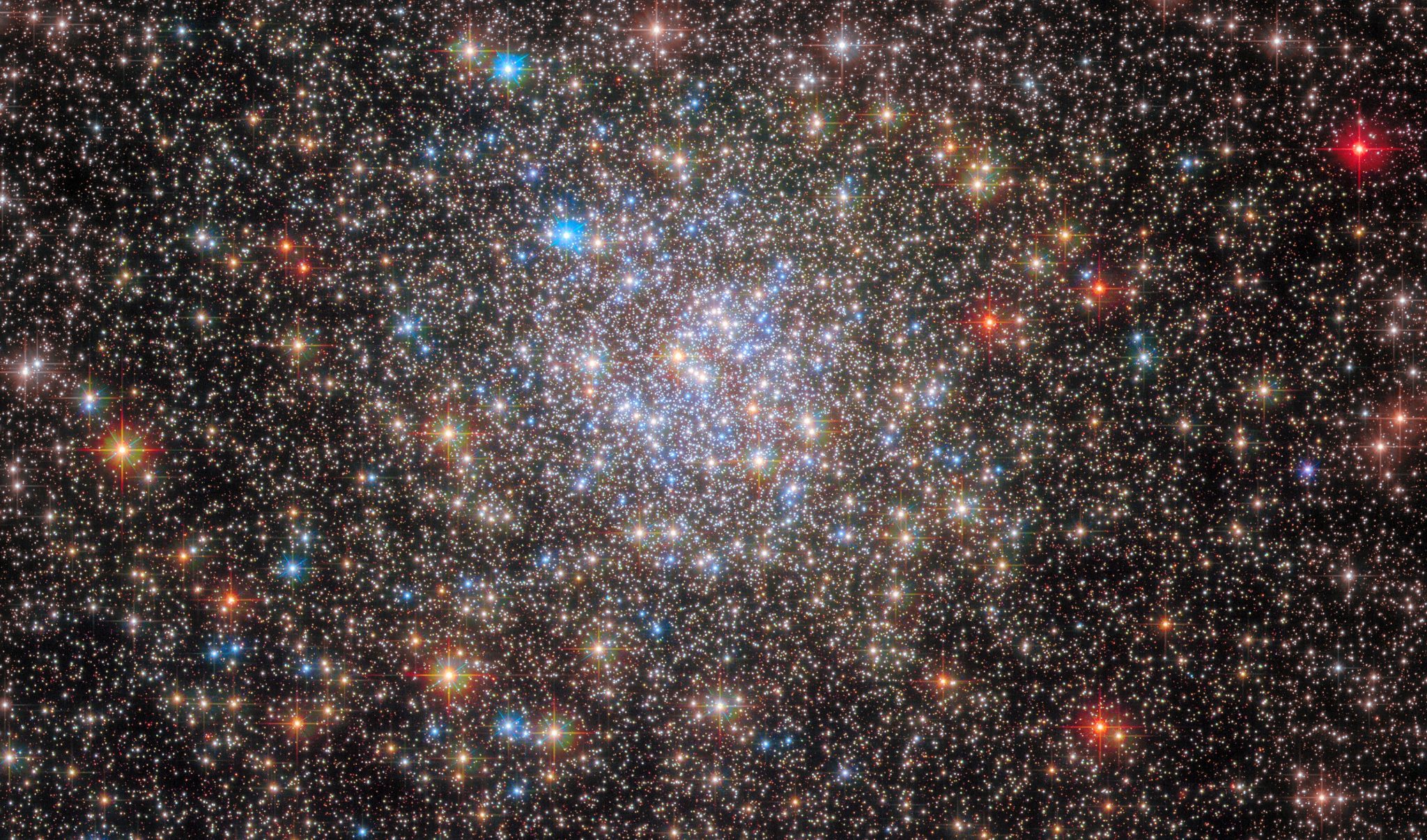Hubble explora el deslumbrante país de las maravillas estelar de NGC 6355