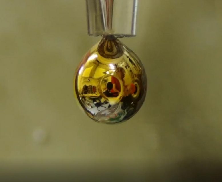 Gota dorada de agua de metal