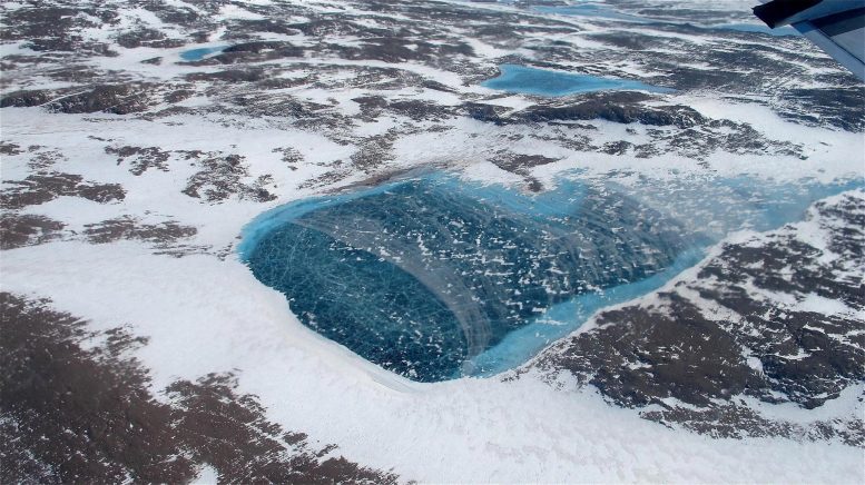 Lago congelado de água derretida da Groenlândia
