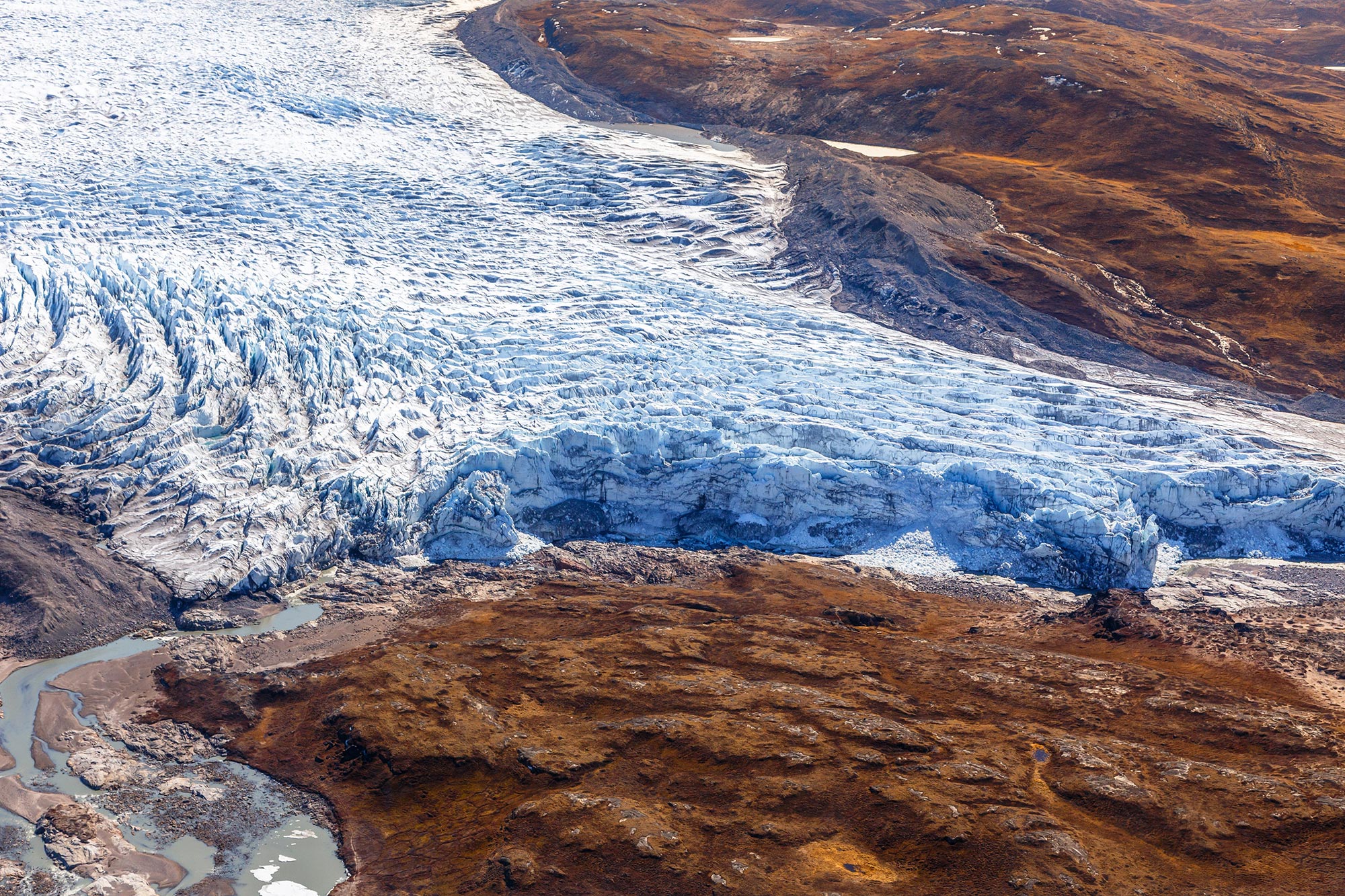 O que está por trás do derretimento das geleiras e do degelo do permafrost?  Metais preciosos, combustíveis fósseis e micróbios mortais