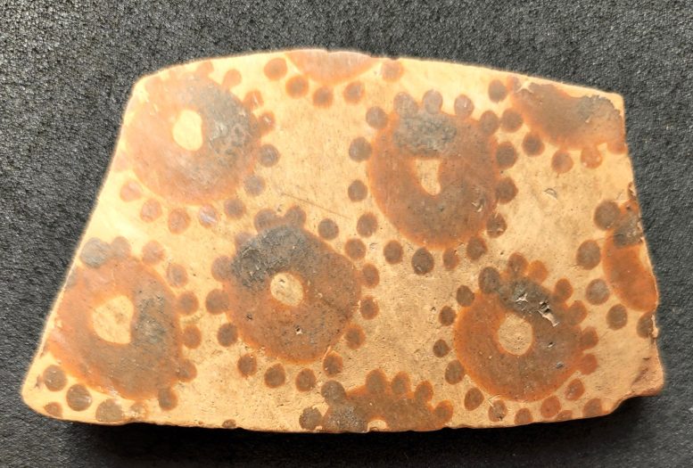 Halafian Çiçek Desenli Çömlek Parçası