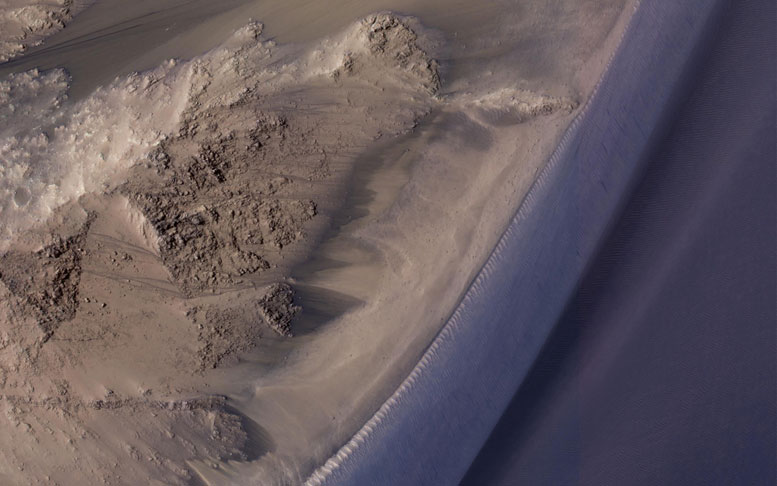 HiRISE Views Seasonal Flows in Valles Marineris on Mars