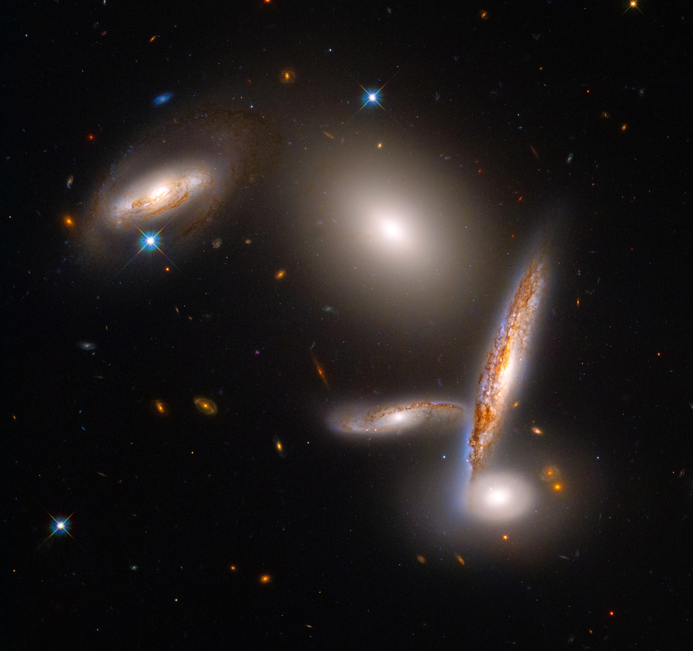 Celebrando el 32.º aniversario del telescopio espacial Hubble con un impresionante cúmulo de galaxias