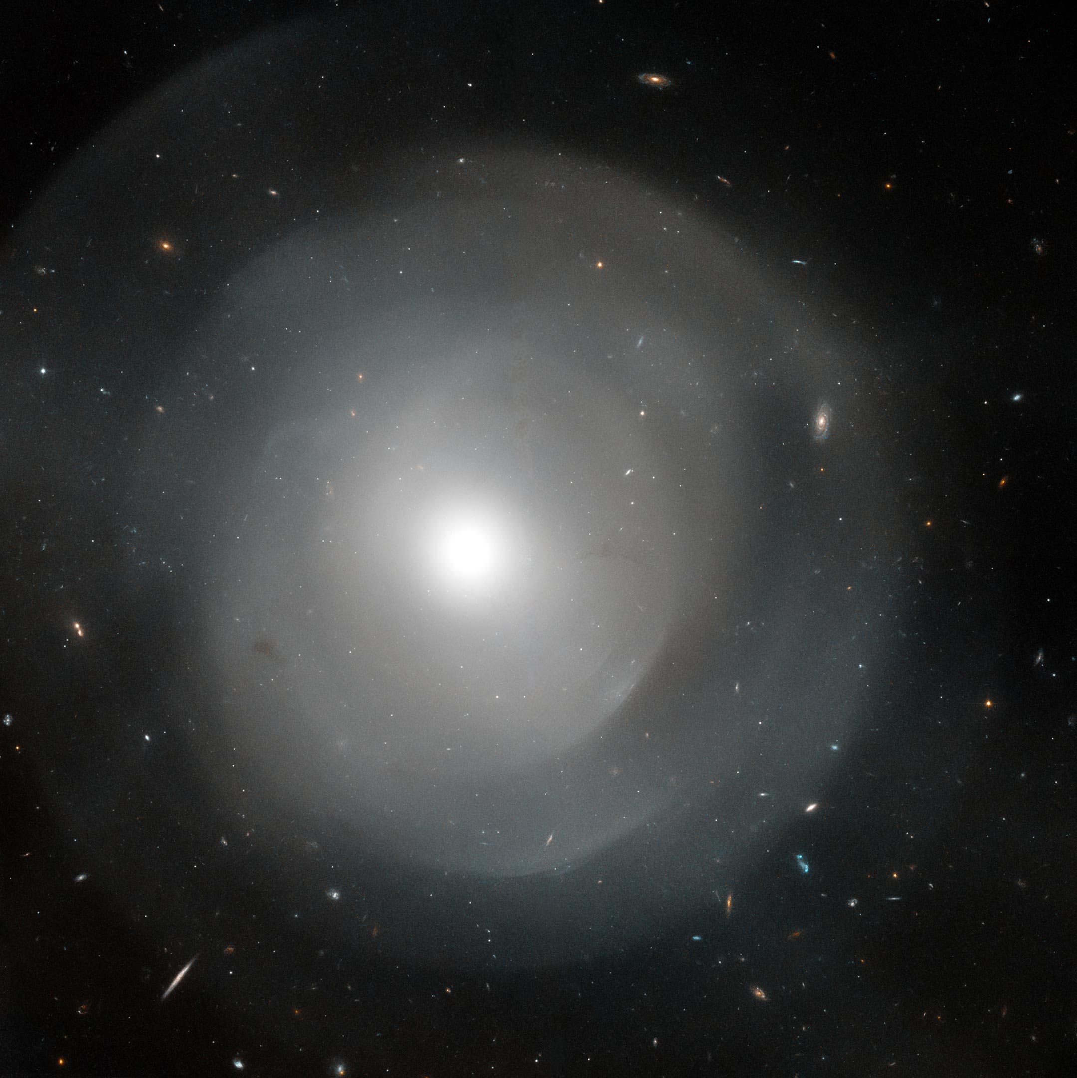 Hubble Space Telescope Peers Through Giant Elliptical Galaxy's Layers - SciTechDaily