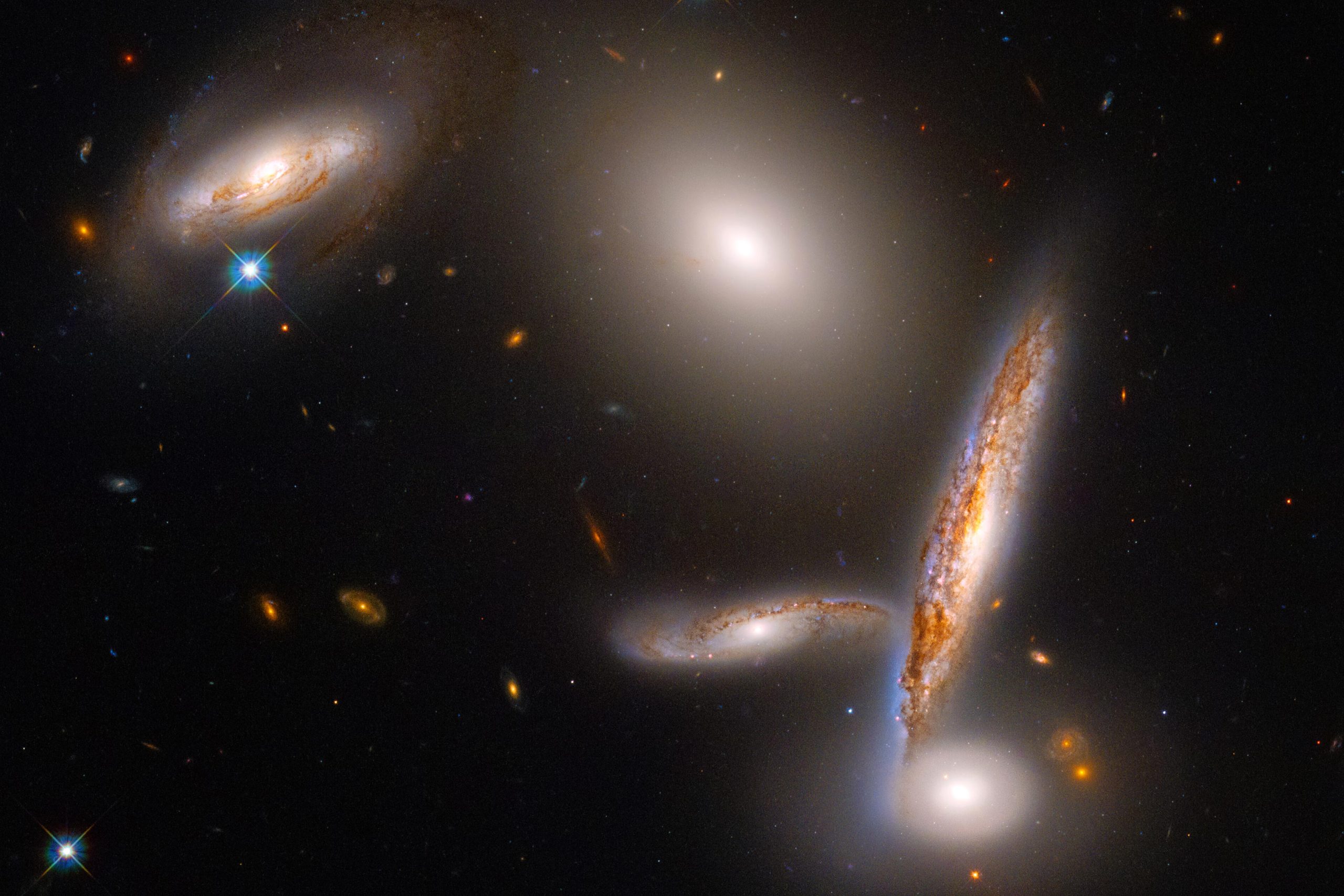 Pemandangan indah dari gugusan lima galaksi yang tidak biasa