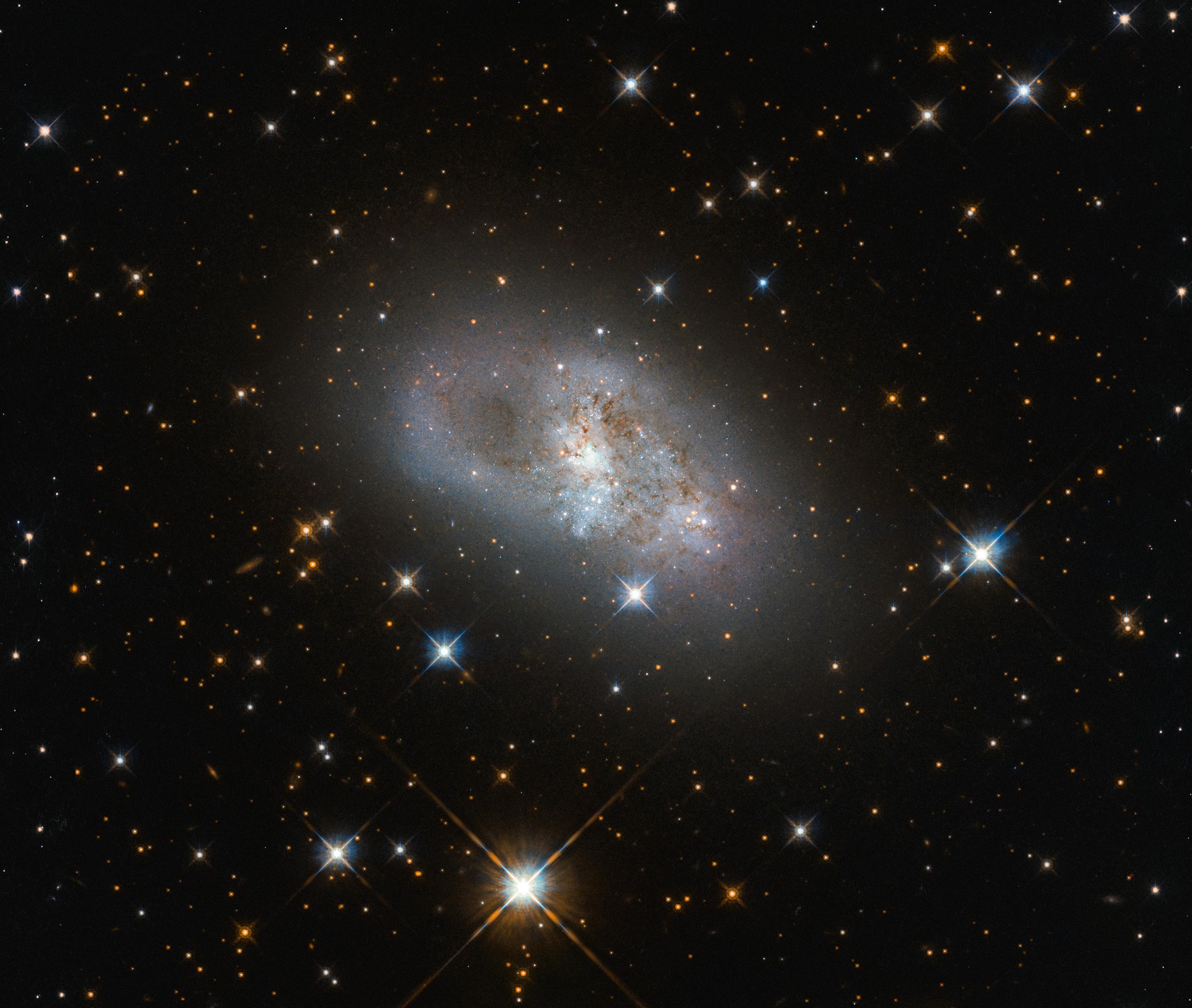 Звездное небо в телескоп. Карликовая Галактика Хаббл. Карликовая Галактика ic1613. Галактика ic 10. Галактика Млечный путь телескоп Хаббл.