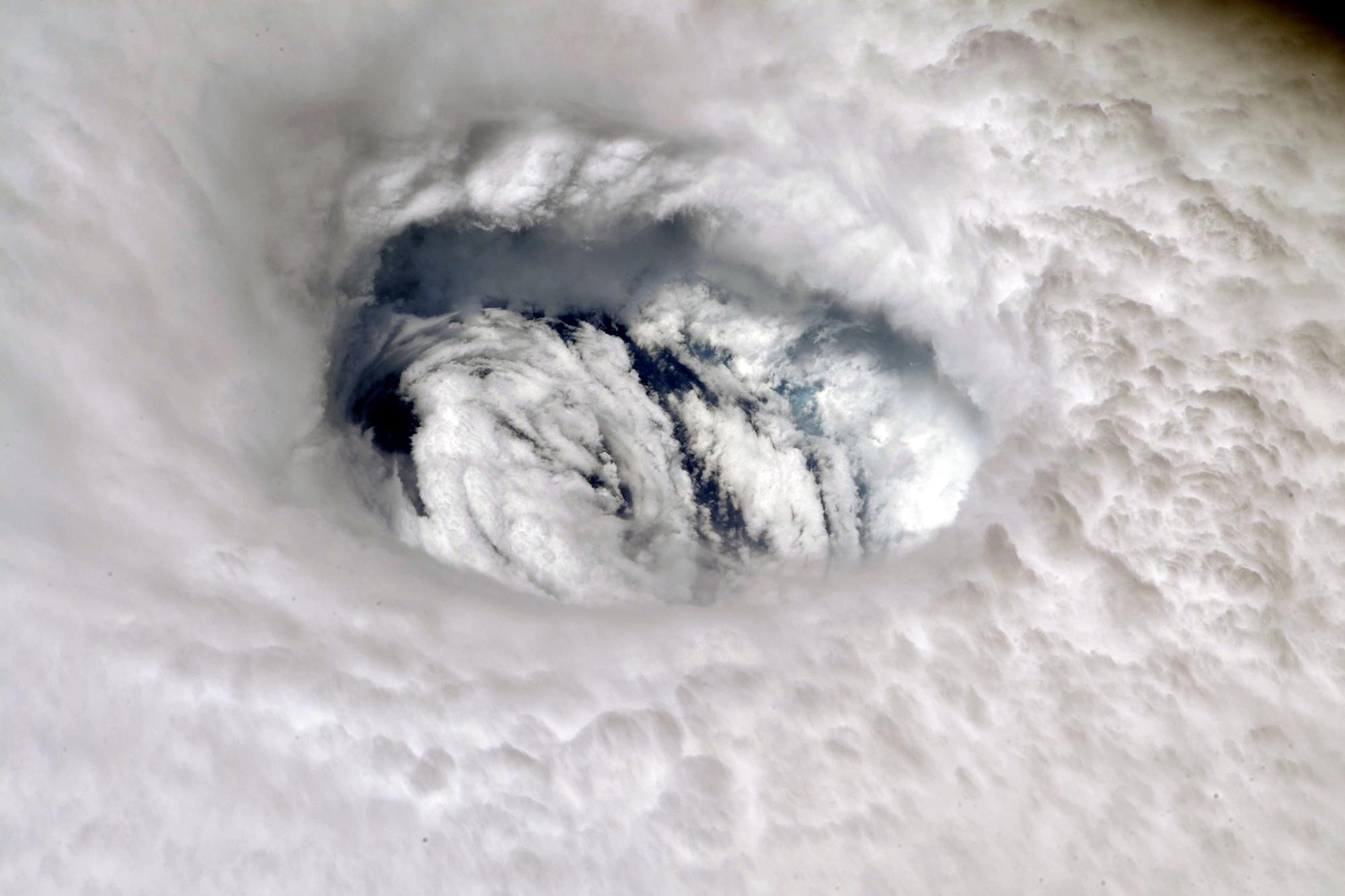 吓人！国际空间站宇航员实拍风王多利安：飓风风眼内一清二楚-搜狐大视野-搜狐新闻
