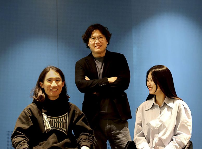 Hyeongwoo Lee, Professor Kyoung Duck Park, and Yeonjeong Koo