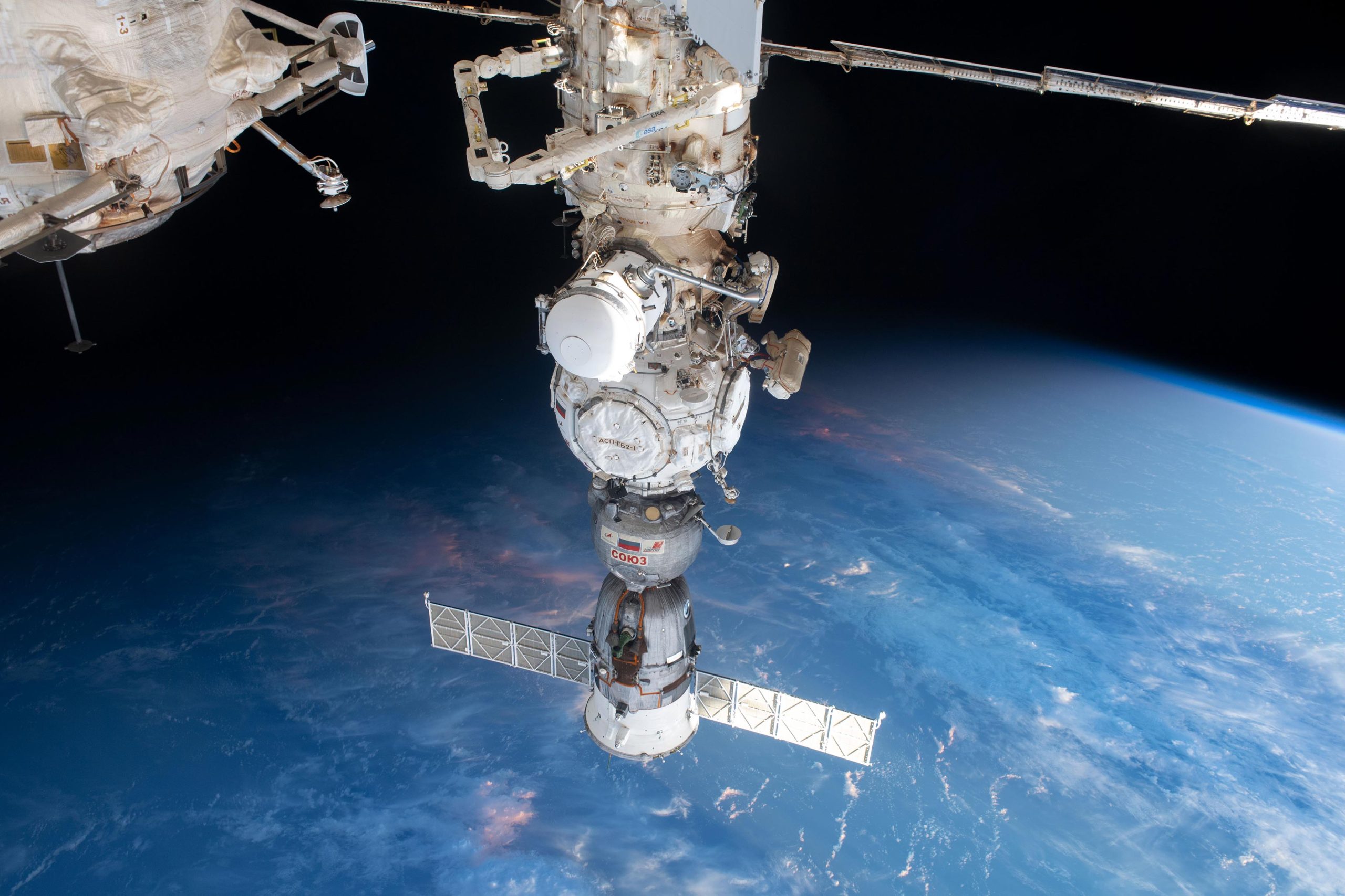 Astronauci wykonują eksperymenty z zakresu astrobiologii przed sesją szkoleniową w nagłych wypadkach