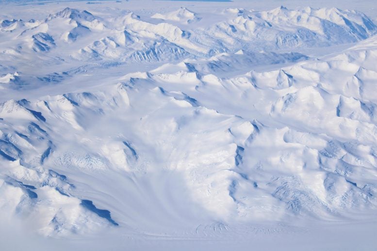 Aliran Es Melintasi Lembah Dekat Ross Ice Shelf, Antartika