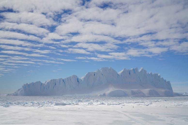 Iceberg Collapsed From an Antarctic Ice Sheet With Clouds Influenced by Gravtity Waves