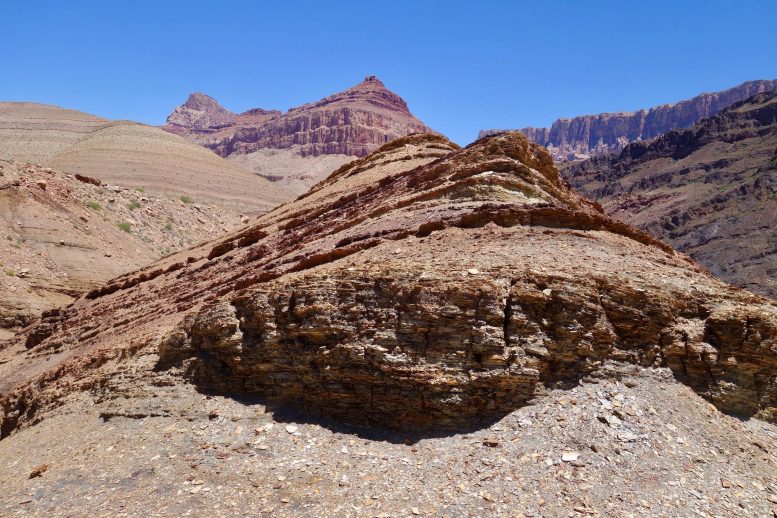 Ironstones dentro das camadas de rochas sedimentares do Grand Canyon