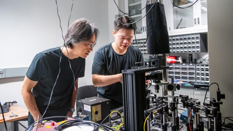 Jiwoong Park et le scientifique Hanyu Hong dans le laboratoire laser