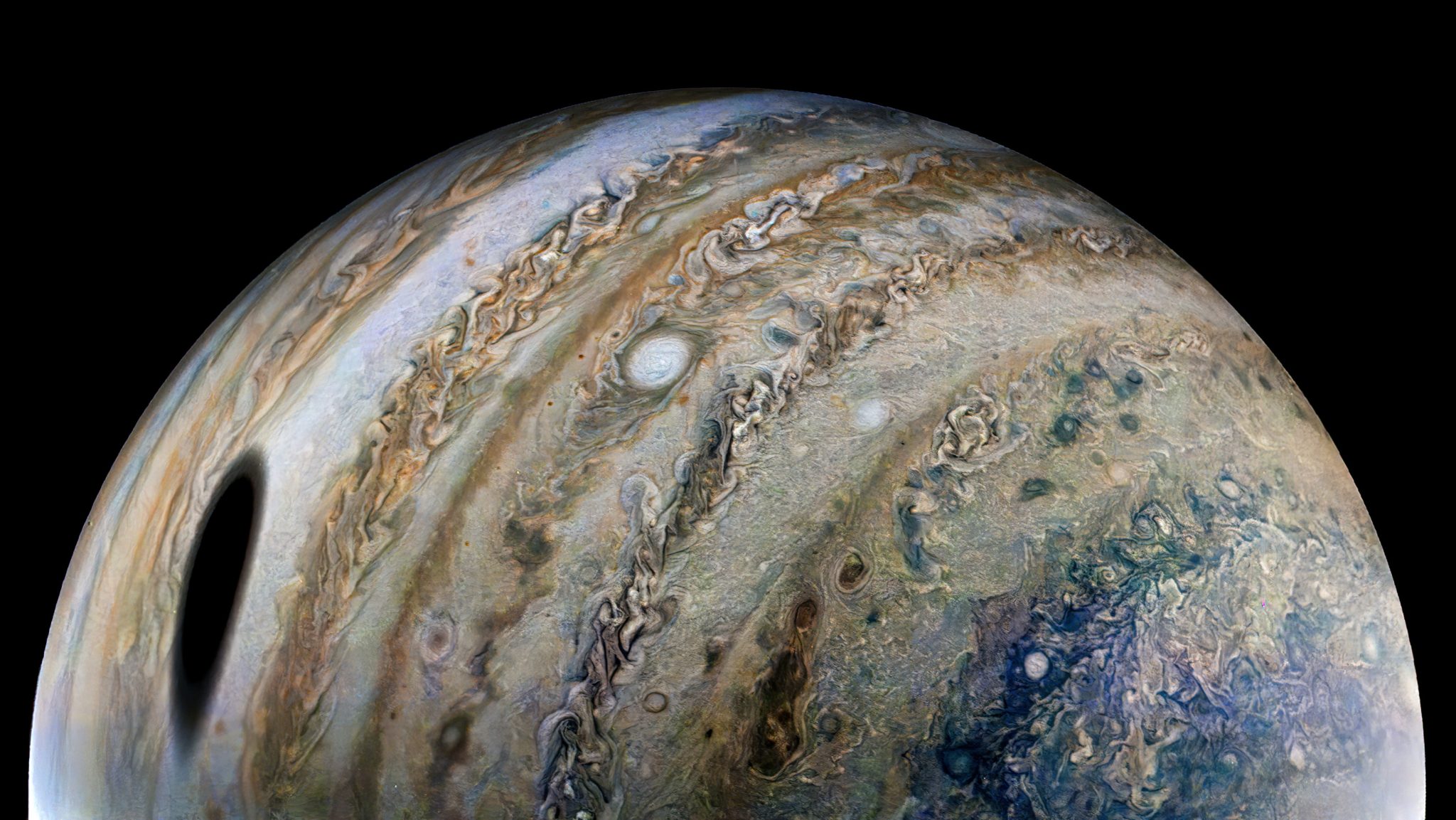 Ganímedes proyecta una sombra masiva sobre Júpiter en una nueva imagen dramática de la nave espacial Juno de la NASA