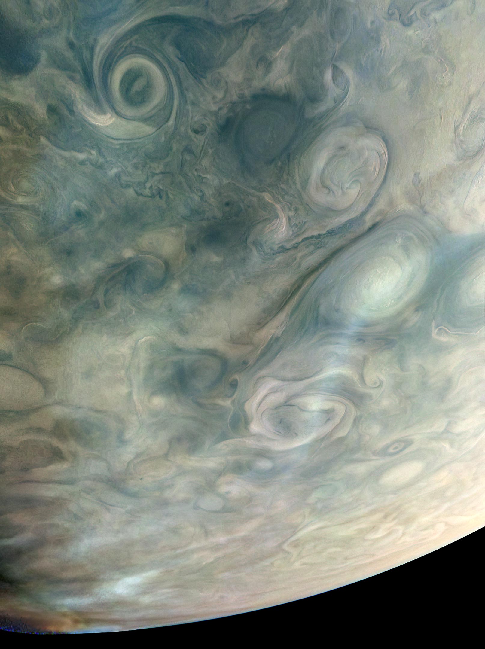 NASA의 Juno 우주선이 찍은 목성 대기의 놀라운 이미지는 높은 고도에서 연무를 나타냅니다.