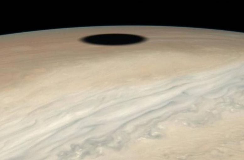 Jupitera mēness Io met ēnu uz planētas