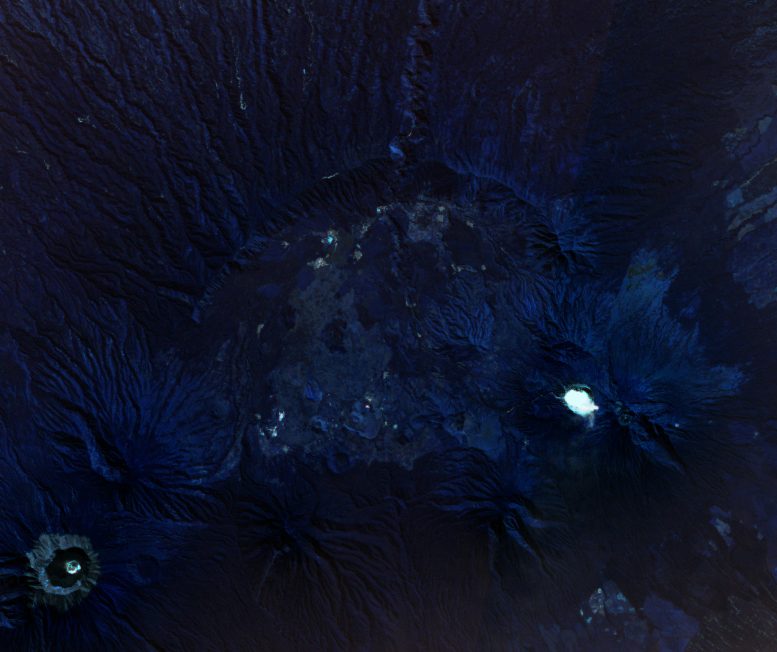 Lago da cratera Kawah Ijen processado