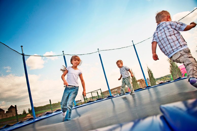 Enfants sur trampoline