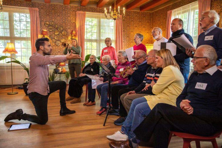 Kim Wigaard During a Rehearsal With the Popular Dementia Choir