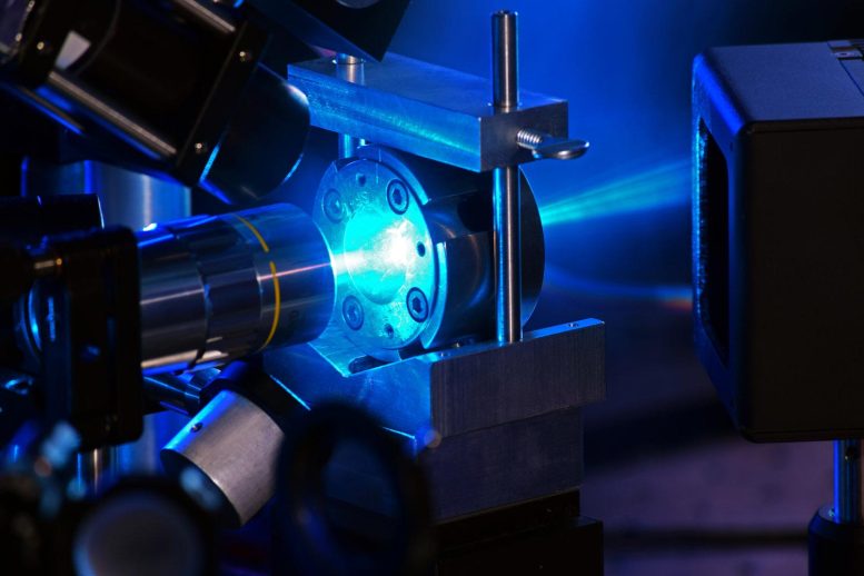 Lasersko ogrevanje v celicah diamantnega nakovala