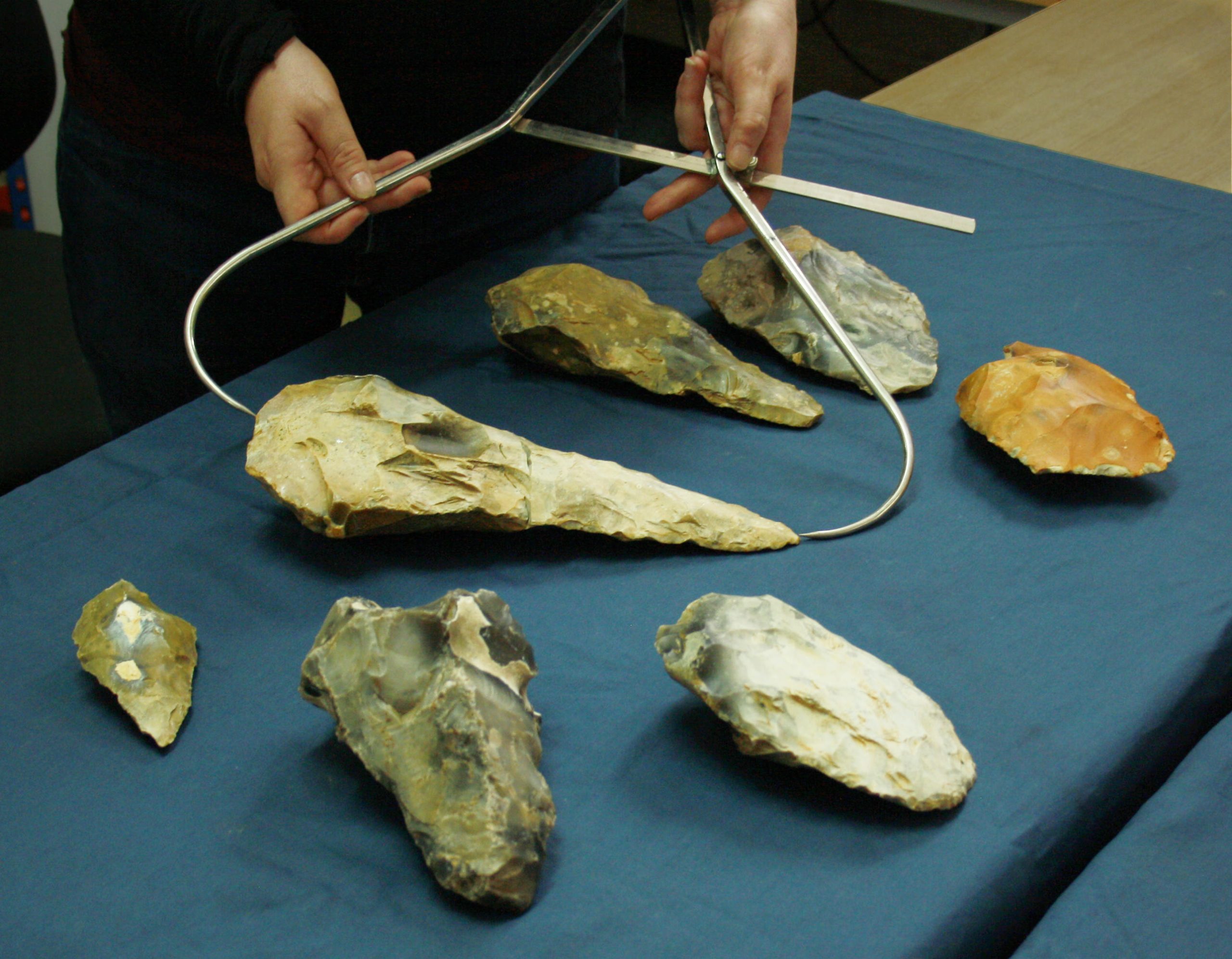 Los científicos han descubierto un hacha «gigante» de 300.000 años de antigüedad en un lugar raro de la Edad del Hielo