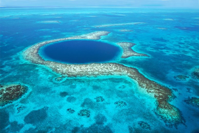 Lighthouse Reef ‎Belize Great Blue Hole